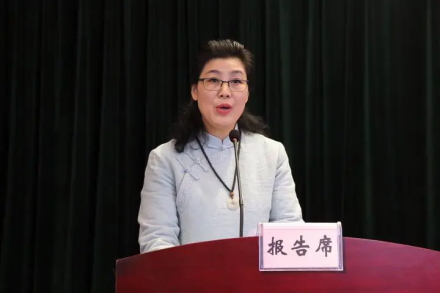 施洁净出现社会活动 
