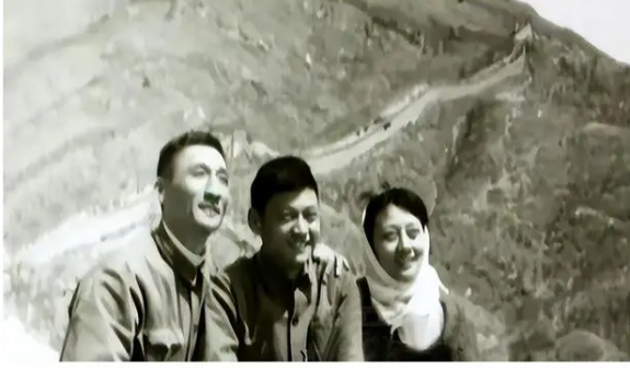 1973年王晓棠和家人在长城