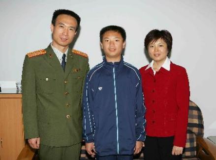 航天员费俊龙和爱人王洁儿子费迪的合影 
