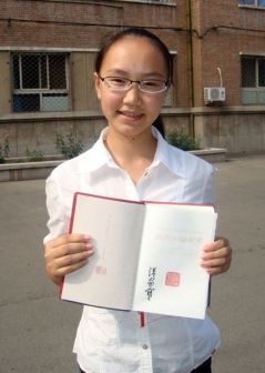 英格玛代表鄂温克族儿童接受温总理的礼物