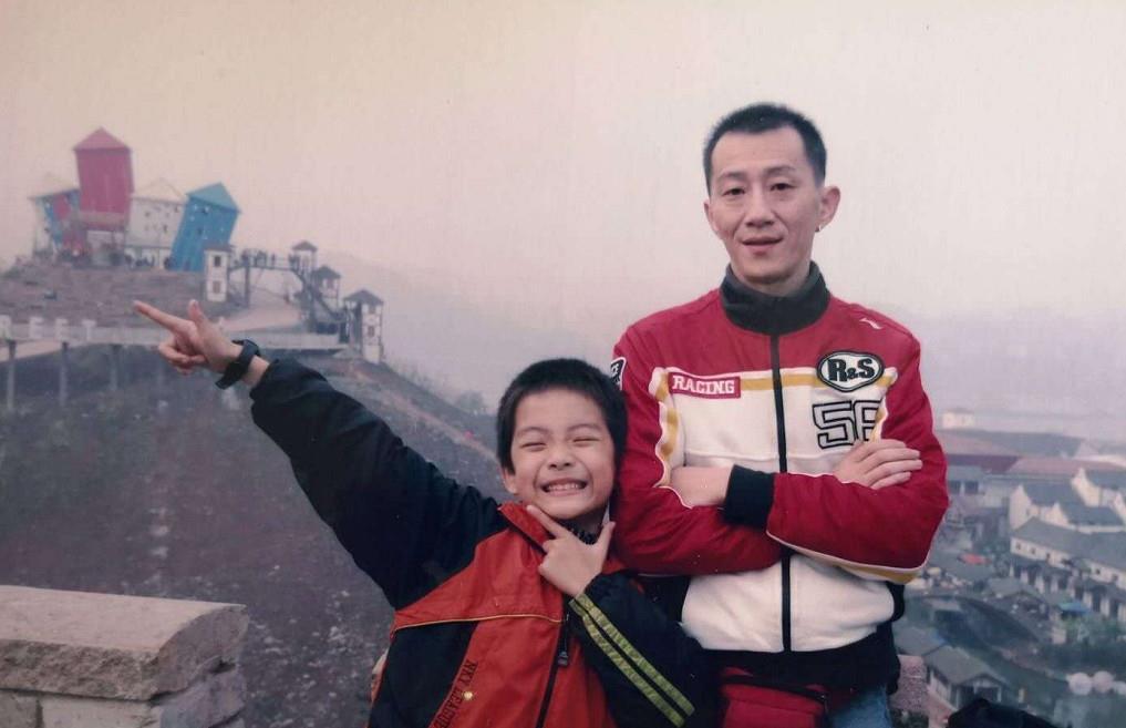张颜齐童年时期与父亲的合照