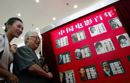 宁静和于洋在北京为“中国电影百年影星个性化邮票”首发揭幕