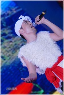 演出中的阿宝