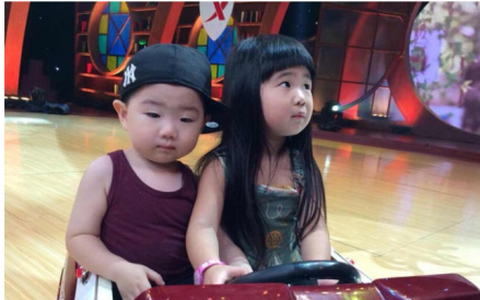 曹格女儿和韩国正太开小汽车