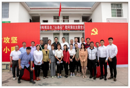 李亚鹏（二排左二）参见活动照