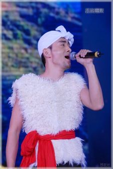 演出中的阿宝