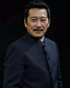 在《同舟共济》中饰演周恩来