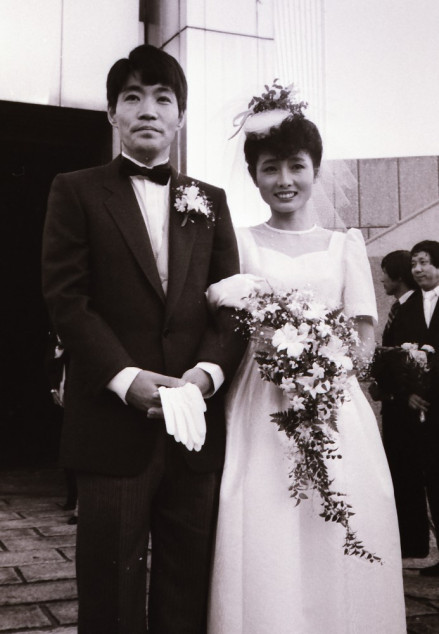 ８１年、柄本明和角替和枝