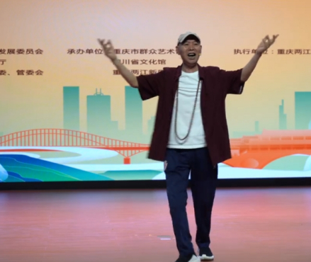 李伯清现身重庆推荐旅游