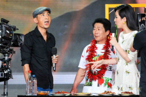 阿宝（左）与其他人合照