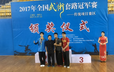 吴鑫尊领奖合影照