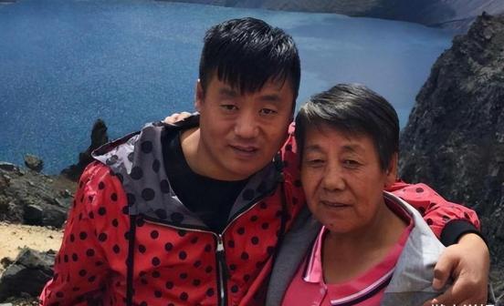 宋晓峰（左一）和母亲