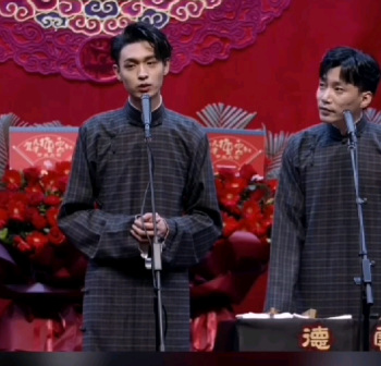 在德云社德云九队天津站中表演《结巴论》（右一为何九华）