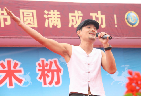 演出中的阿宝