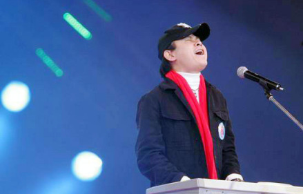 2005年，刀郎参加赈灾义演。