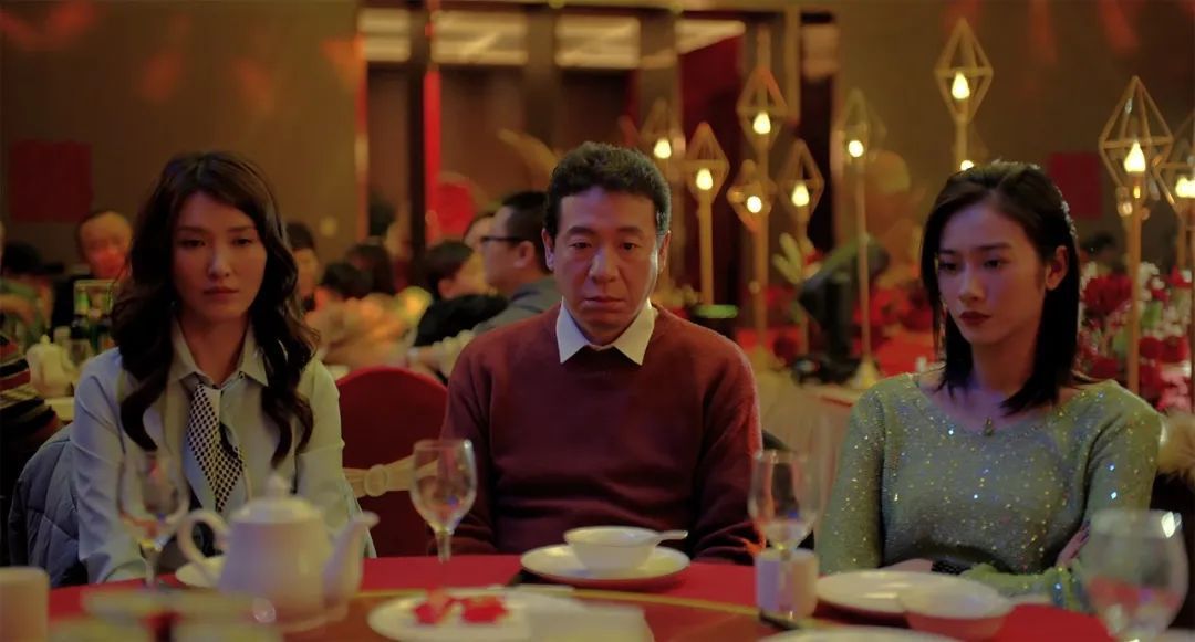 范帅琦（右一）在电影《没问题》中饰演“左明明” 
