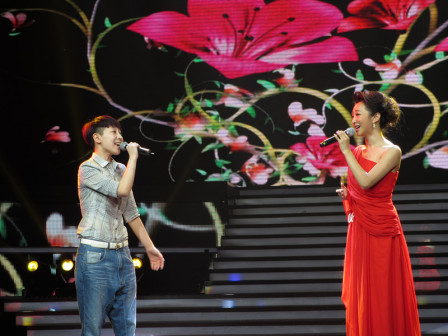 闫欣为王芳助阵演唱《映山红》