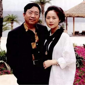 马兰（右一）和丈夫亲密合照