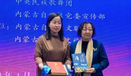 右为周秉建