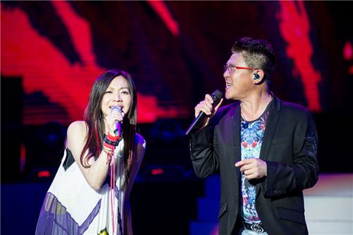 姜育恒（右）在“告别30年”巡回演唱会福州站现场，左为万芳 