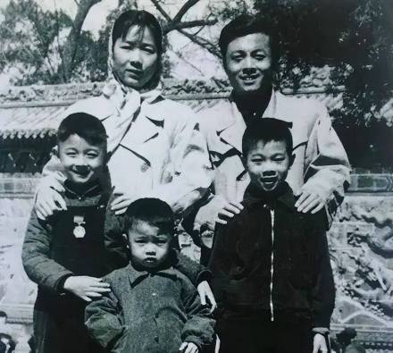 1960年，田华、苏凡和孩子们在北京北海公园留影