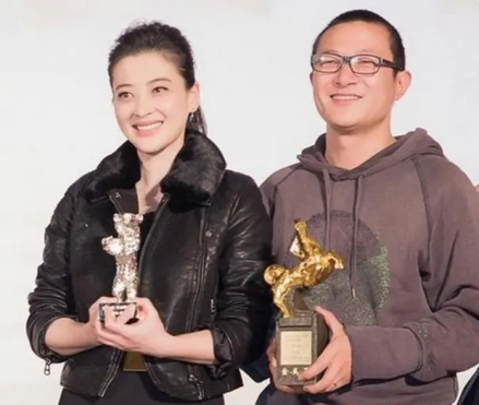 梅婷（左）与曾剑（右）