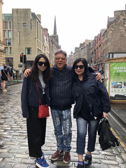 姜育恒（中）与妻子、女儿在苏格兰爱丁堡 