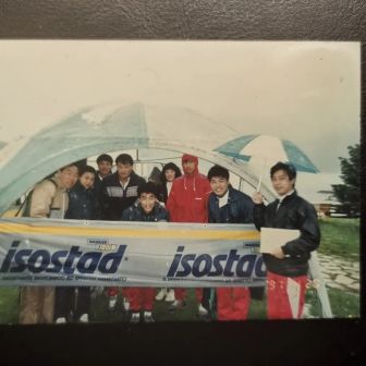 胡兵早年照片（前排居中为胡兵）