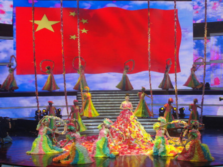 冠军夜演唱《五星红旗》的王芳
