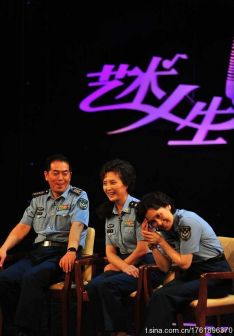 空政话剧团照片（右二）