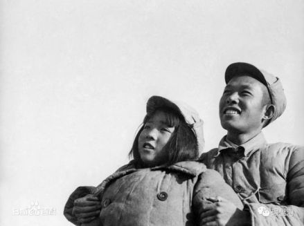 田华与雷烨（摄影师、烈士），赵烈 （摄影师、烈士）摄 