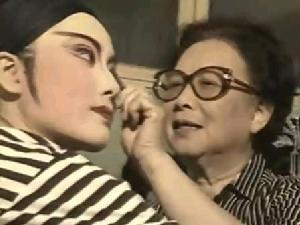 尹桂芳为爱徒画眉