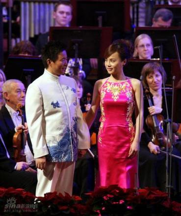 与妻子演出照