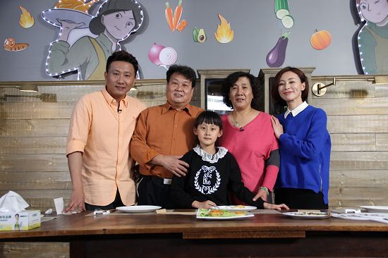 房子斌杨雨婷全家福（最左 房子斌，最右 杨雨婷） 