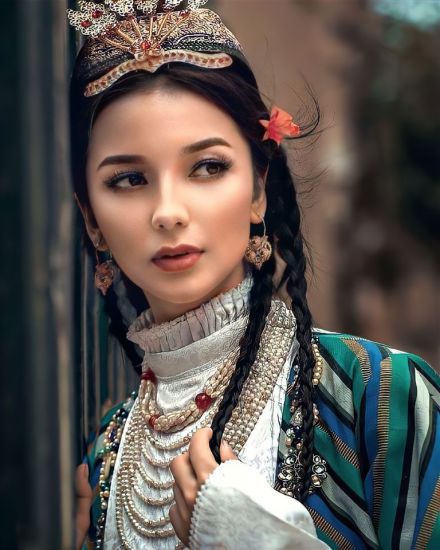 古丽迪娅尔身着民族服饰