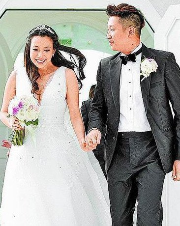 吴辰君（左）婚纱照