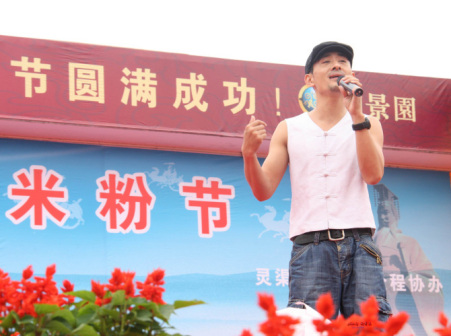演出中的阿宝