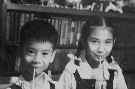 少年鲍起静（右）和弟弟鲍德熹