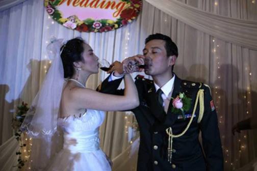 喝交杯酒