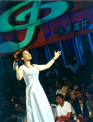 2000年参加步步高青歌赛（获通俗唱法金奖）