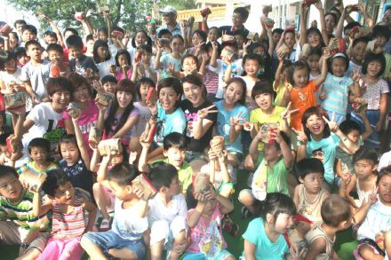 黑Girl大屯国小和小学生们拍照