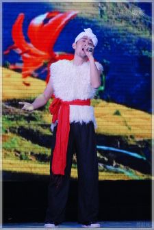 演出中的阿宝