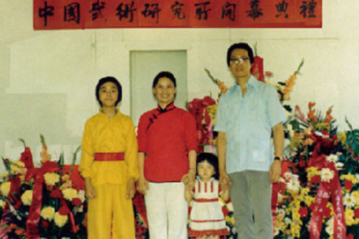 幼年时期的甄子丹一家