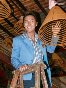 在《凤凰四重奏》中饰余赐、李吉祥
