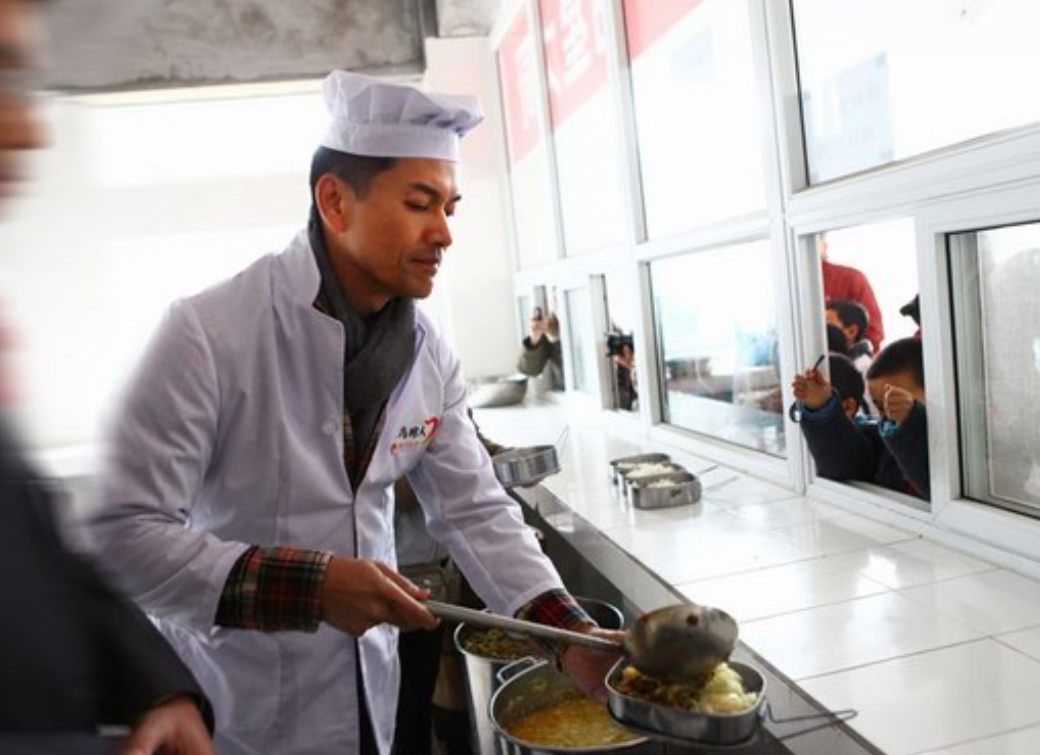 吕良伟变身食堂大师傅