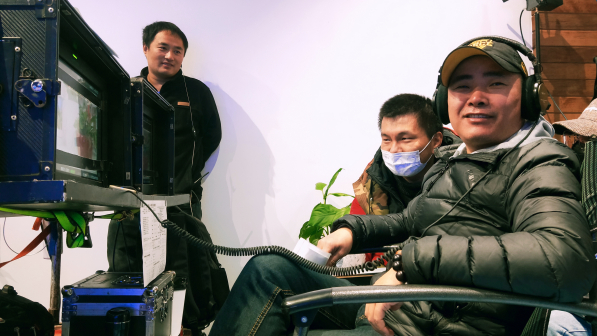 郑阳导演在拍摄现场。