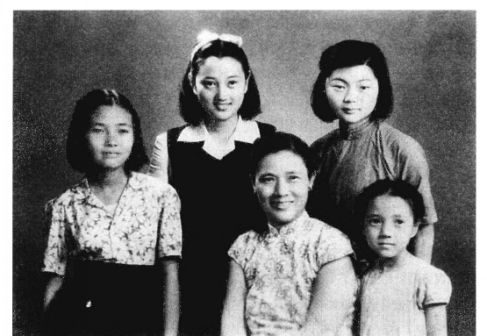 1949年6月，王晓棠在杭州与母亲及姐妹们