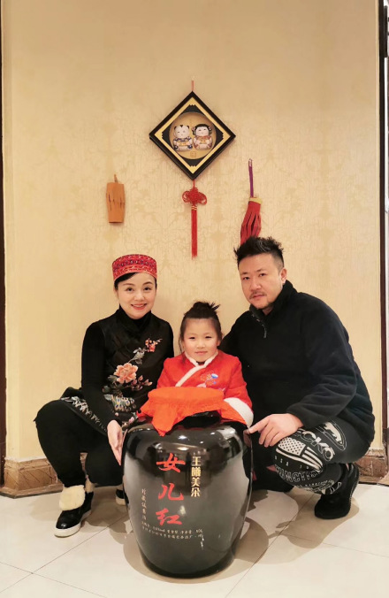 阿幼朵和家人合影