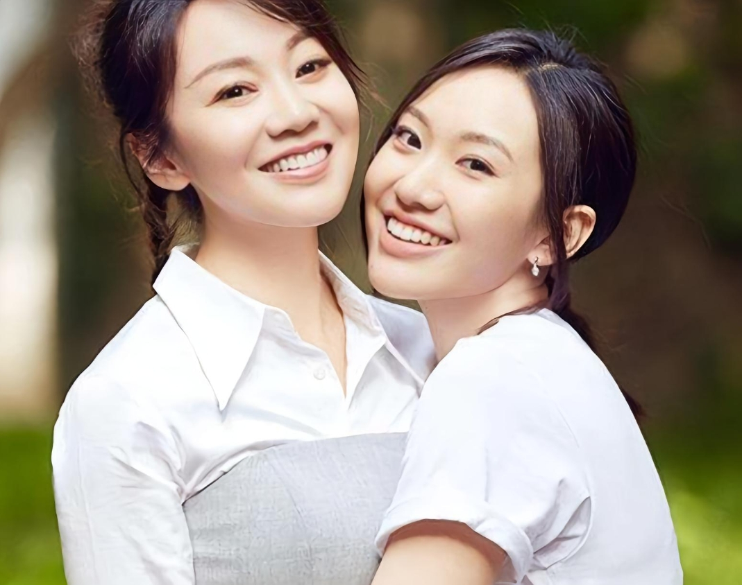 邹元清（右）与妈妈闫妮