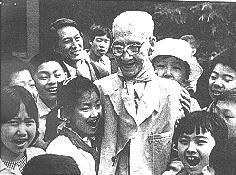 孙敬修和孩子们在一起
